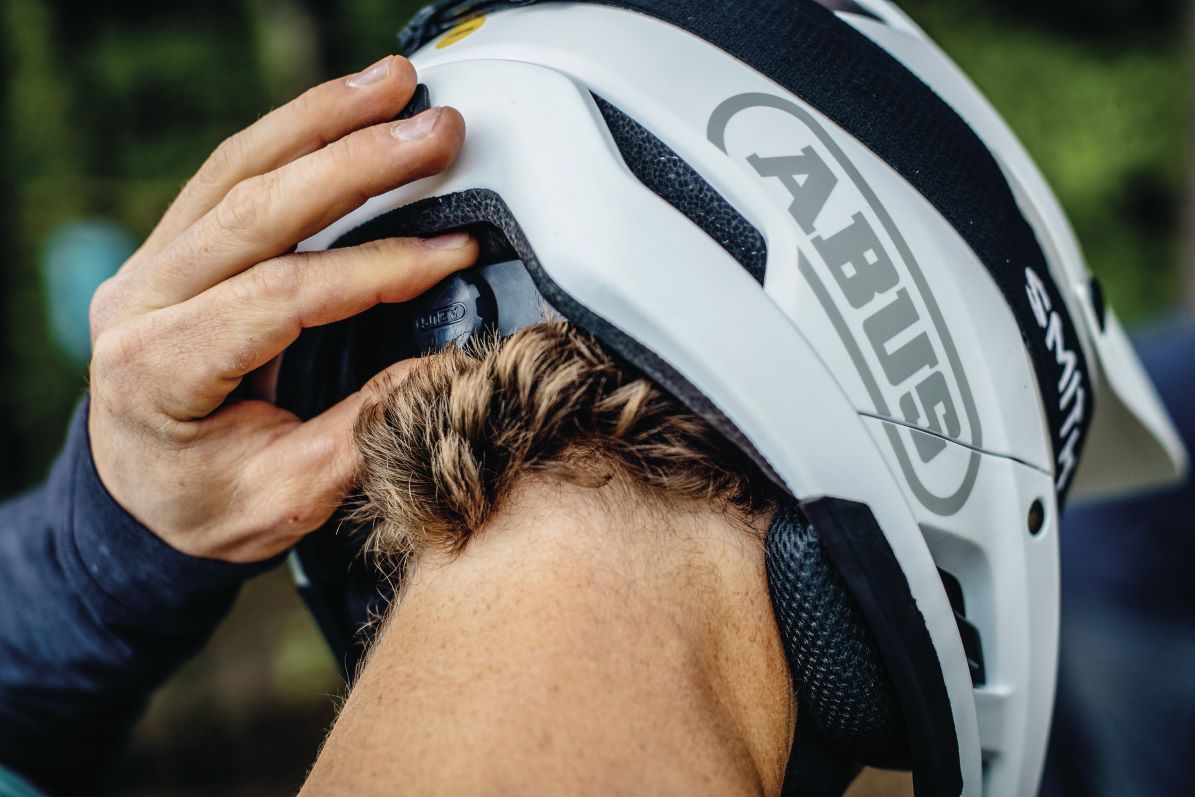 Ajuste occipital de un casco de MTB mediante rueda.