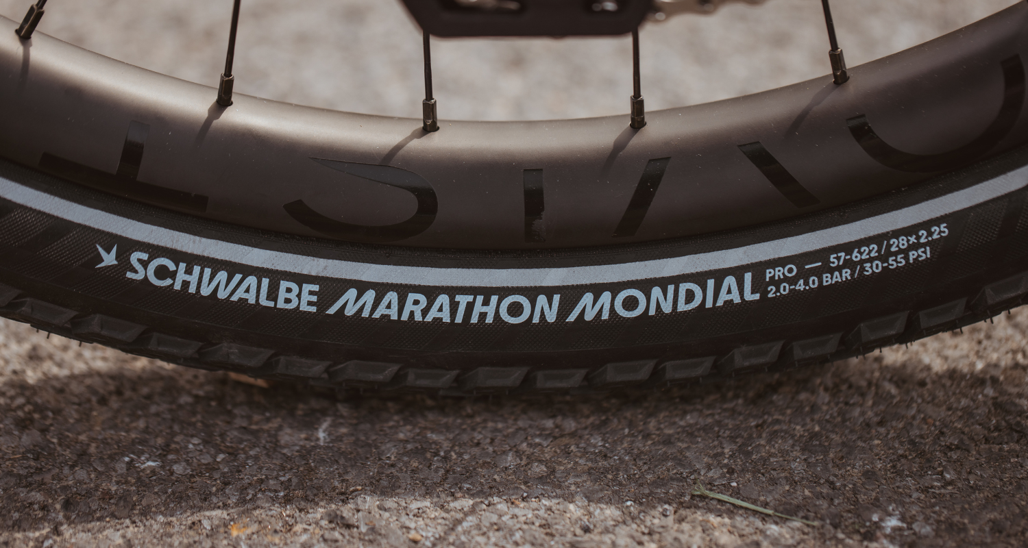 Indication fourchette de gonflage sur les flancs d'un pneu de ville Schwalbe Marathon Mondial