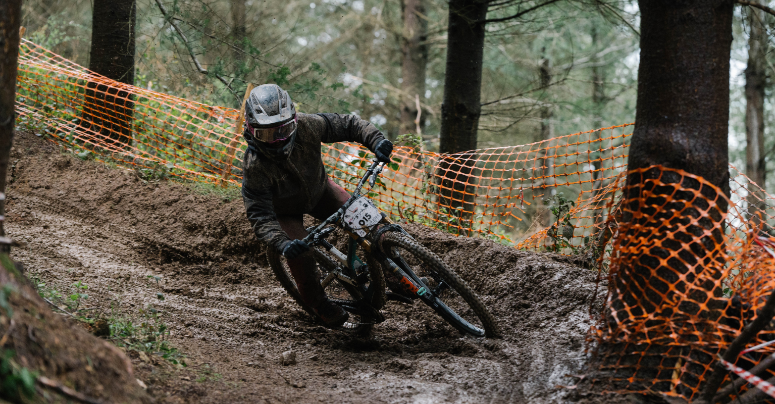 Le montage du pneu Schwalbe Magic Mary à l'avant et à l'arrière est conseillé sur des terrains boueux