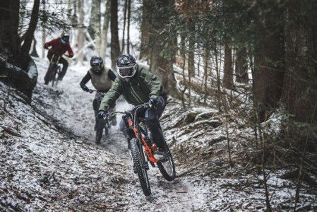 Vélo sur neige forêt