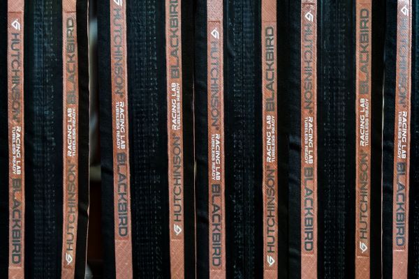 Fabricación a mano de la Blackbird en las fábricas de Hutchinson