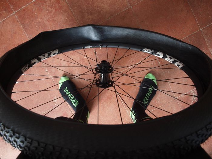 Rueda con válvula abajo