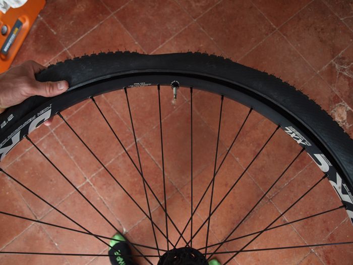 Mise en place de la seconde tringle du pneu Tubeless