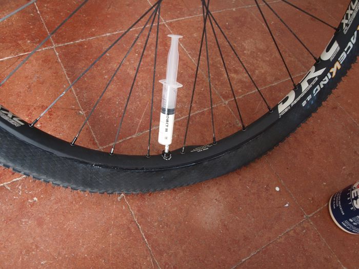 Introduire liquide préventif dans pneu tubeless