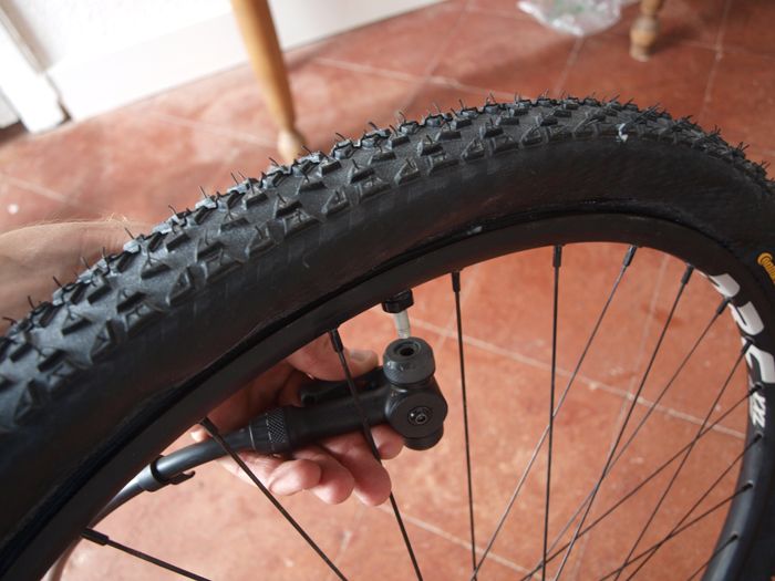 Gonfler un pneu VTT avec une pompe Tubeless