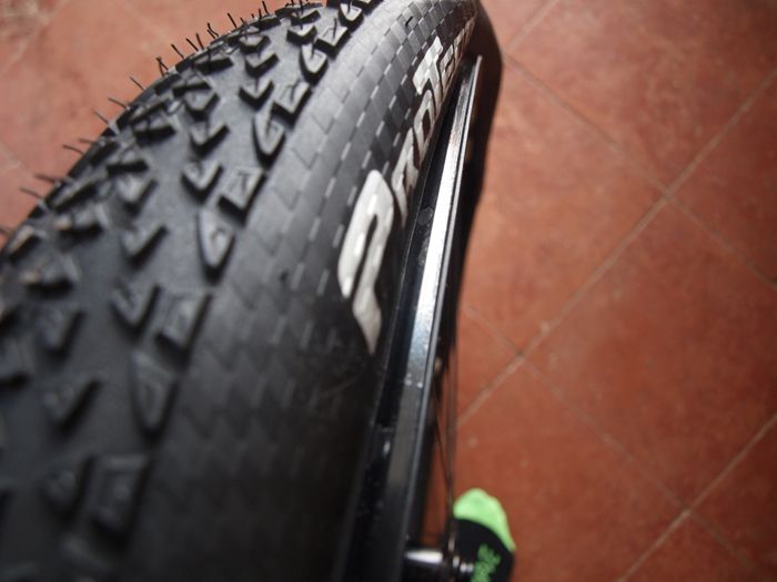 Posicionar el aro en la llanta