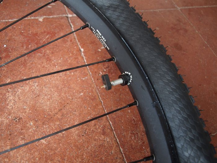  monter un pneu tubeless : démonter l'obus de valve
