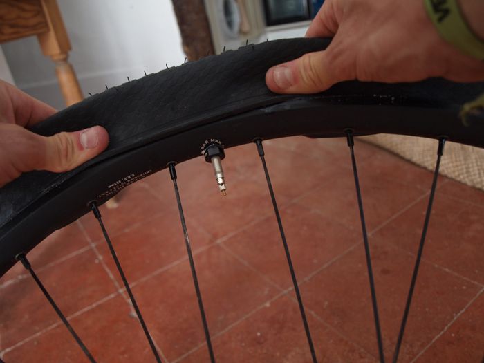 Terminar de montar el aro en la llanta