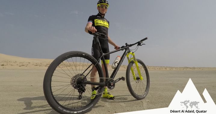 Bici de MTB con Schwalbe G-One Speed ​​en el desierto