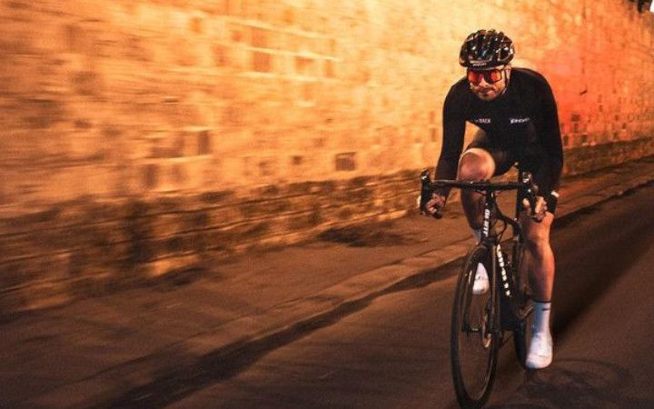 Bike to Back équipé des Pirelli P ZERO Race en action