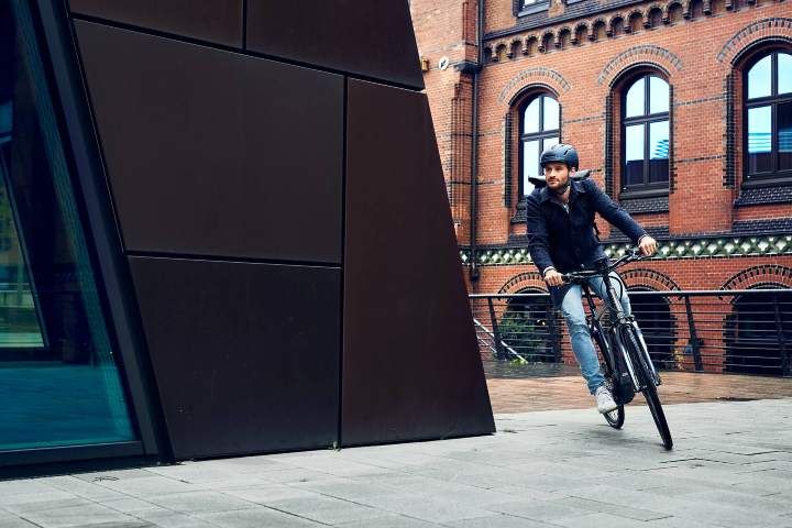 Cycliste avec pneus vélo ville électrique Schwalbe