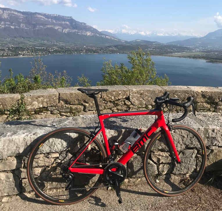 Vélo avec pneu Pirelli route
