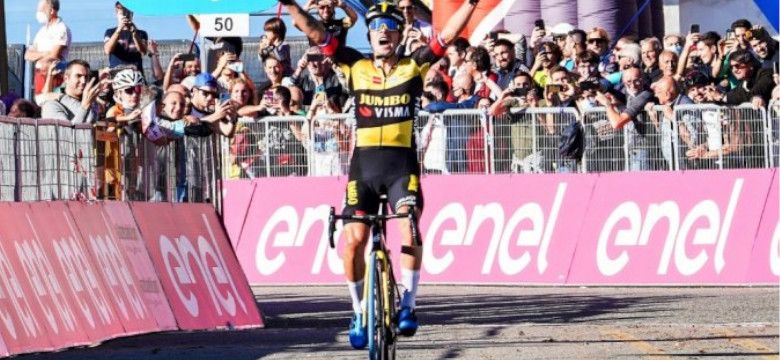 Primoz Roglic célèbre sur la ligne d’arrivée du Tour d’Emilie 