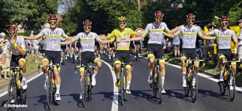 El equipo UAE celebra la victoria final de Pogacar