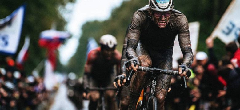 Mathieu Van der Poel à l'attaque sur les pavés