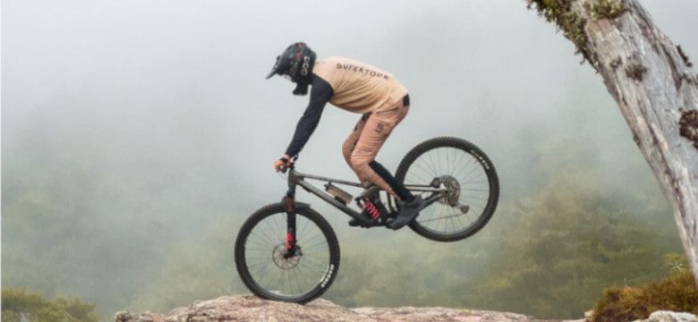 Les pneus Maxxis Assegai en action en Corse