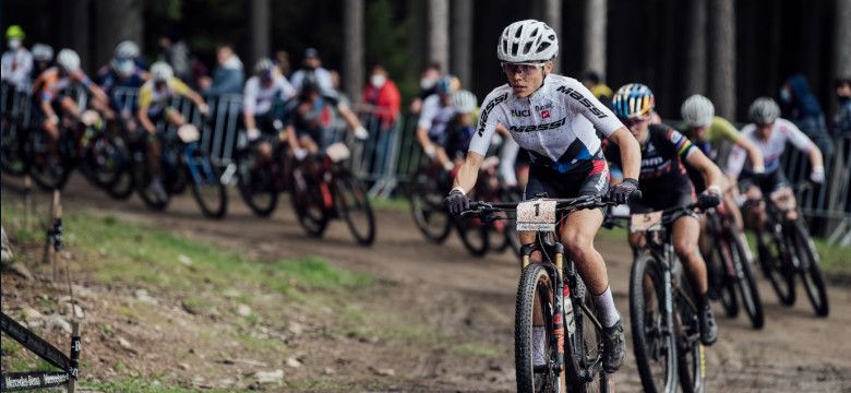 Loana Lecomte en tete au depart à Nove Mesto / © Bartek Wolinski