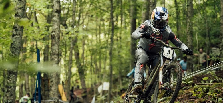 Loïc Bruni en action à la Coupe du Monde de DH à Snowshoe / © Red Bull