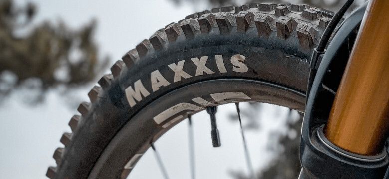 Test du pneu Maxxis Assegai : détail de la gomme et des crampons