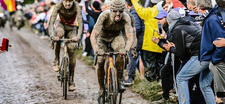 Sonny Colbrelli à l’offensive dans le mythique secteur pavé du carrefour de l’arbre