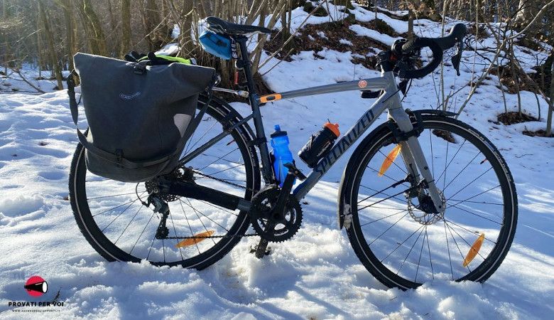 Gravel équipé de pneus cloutés